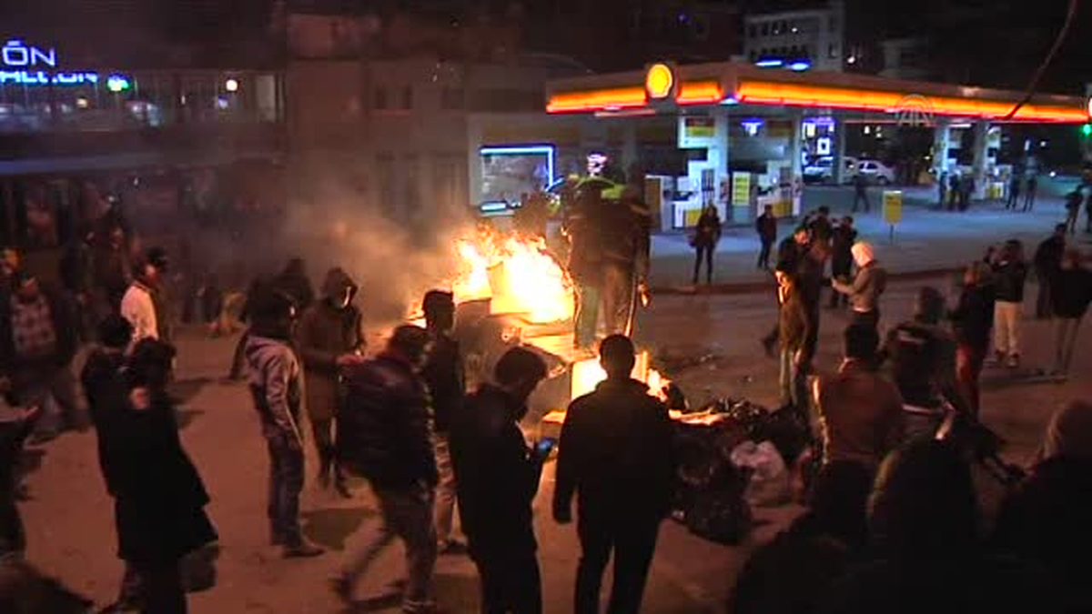 Kennedy Caddesi\'nde eylem yapan gruba polis müdahalesi -