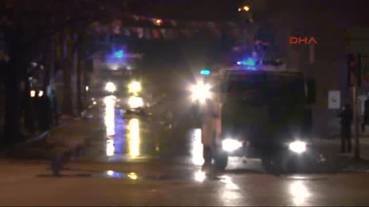 Kennedy Caddesi\'nde Toplanan Gruba Polis Müdahalesi
