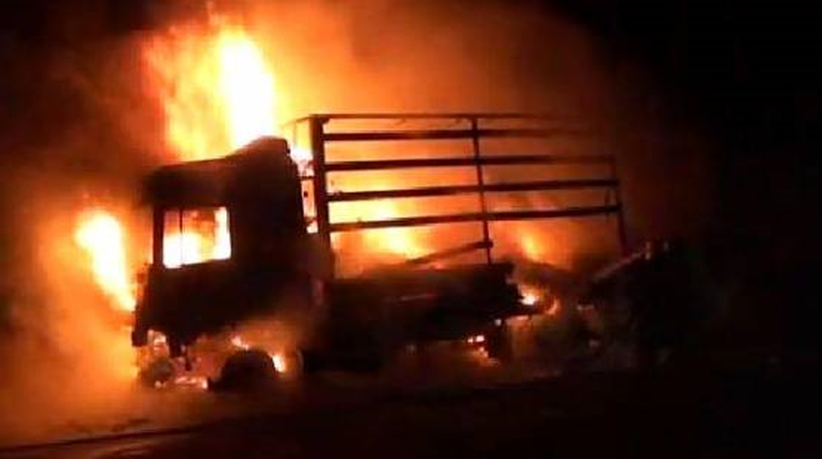 Mardin\'de Kozmetik Yüklü Tır Yanarak Kül Oldu