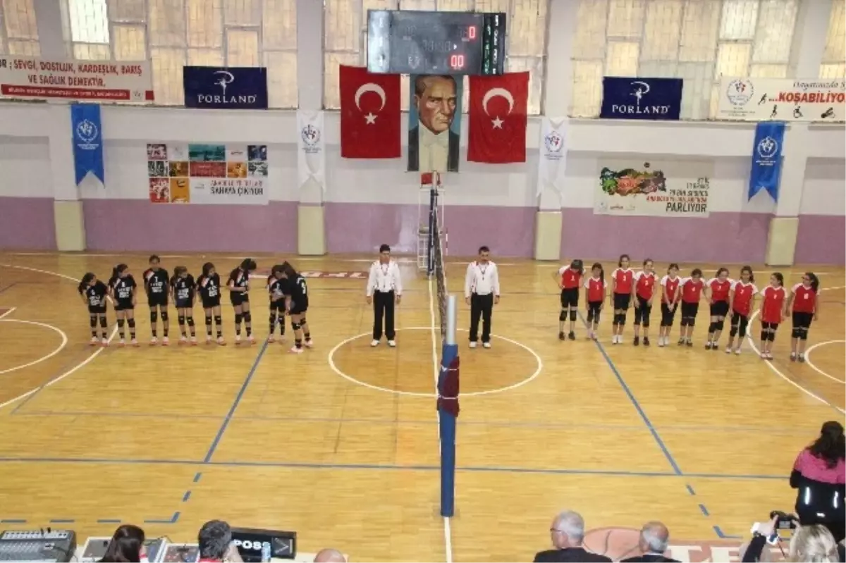 Küçük Kızlar-Erkekler Voleybol Grup Müsabakaları Başladı