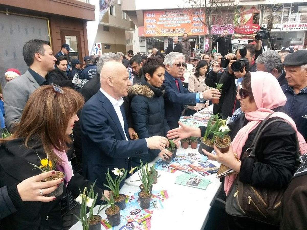 Lale Festivali\'nde 15 Bin Lale Soğanı Dağıtıldı