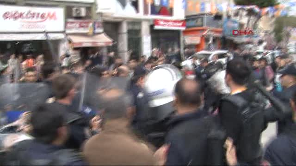 Mersin? de Halkevleri Üyesi Grup ile Polis Arasında Arbede Çıktı