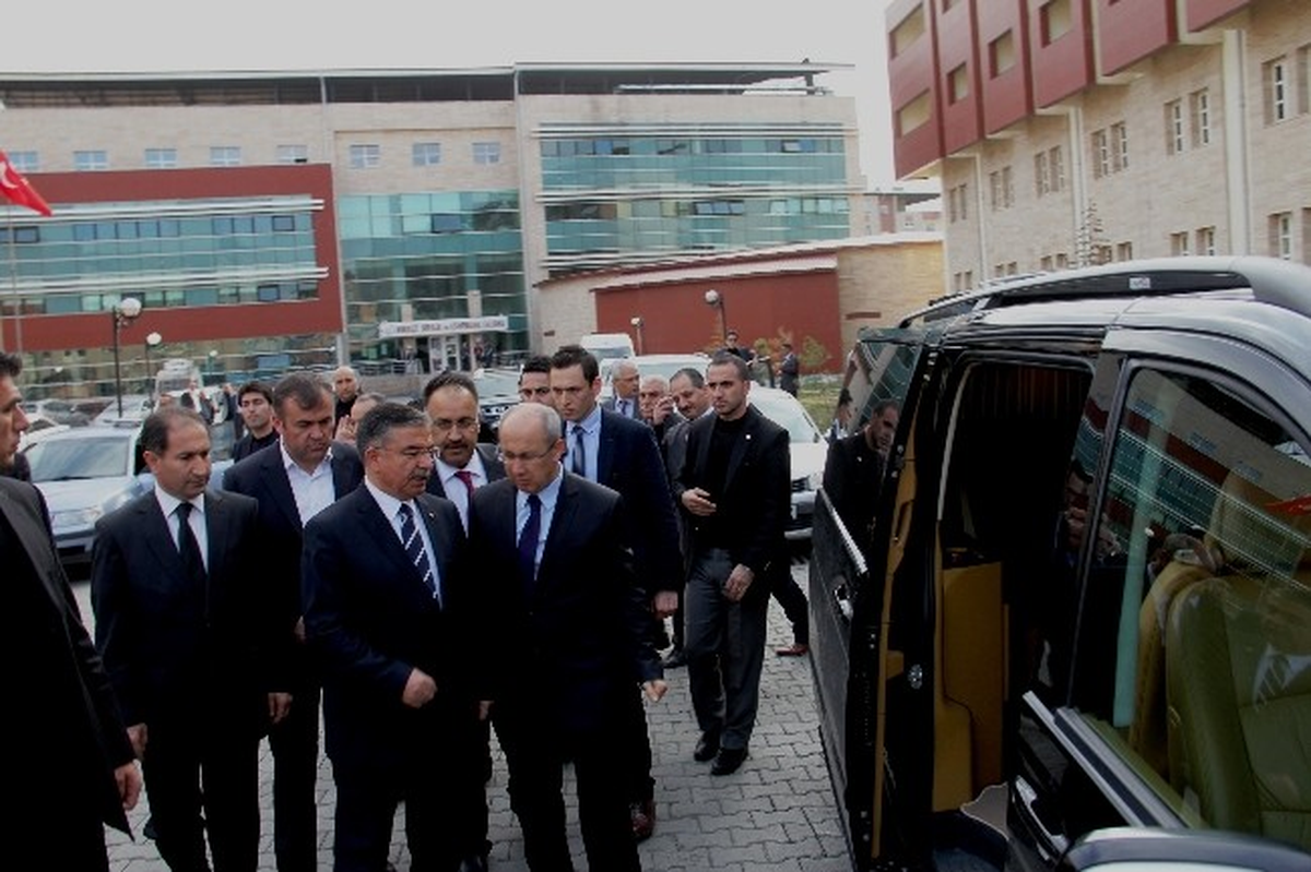 Milli Savunma Bakanı İsmet Yılmaz Iğdır Üniversitesi\'nde