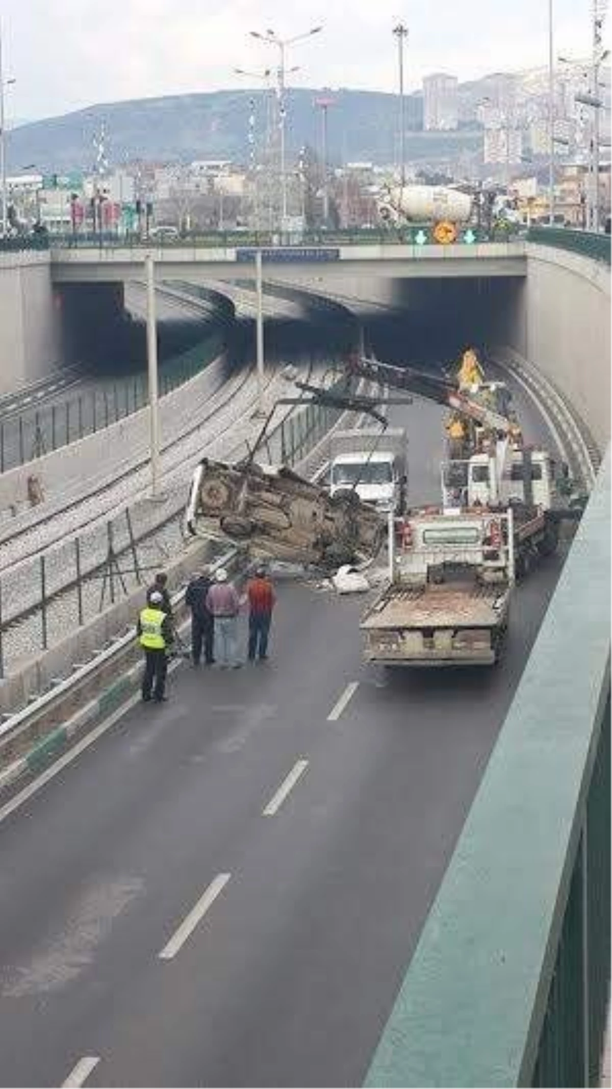 Bursa\'da, Minibüs Köprüden Uçtu: 1 Yaralı