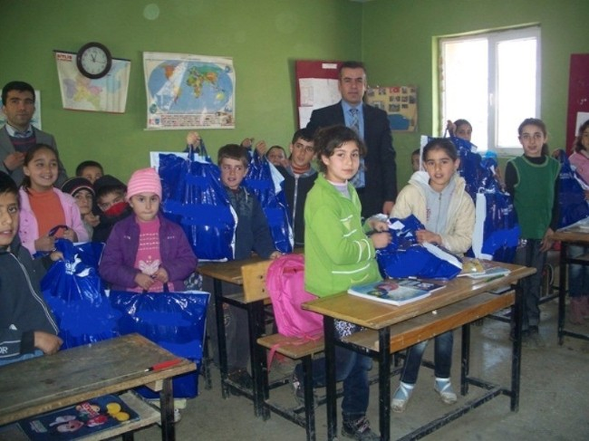 Mutki\'deki Köy Okullarına Giyim Yardımı