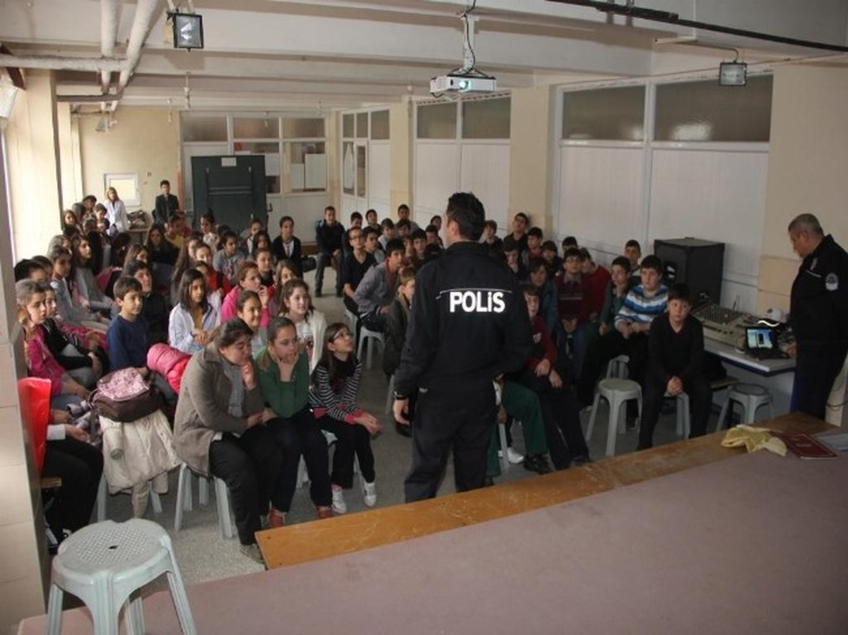 Öğrenciler Trafik Konusunda Bilgilendiriliyor