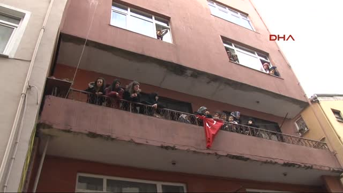 Okmeydanı\'nda Öldürülen Gencin Cenazesi Mahallesine Getirildi