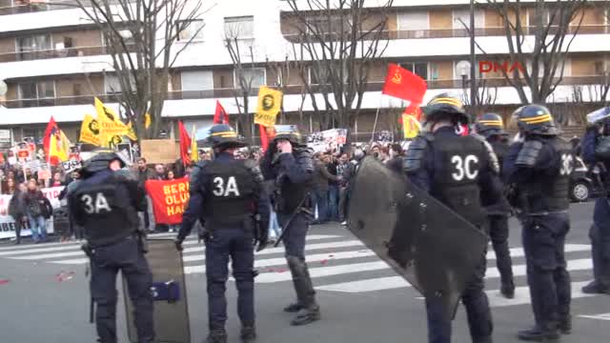 Paris\'teki Berkin Elvan Eylemine Polis Müdahalesi