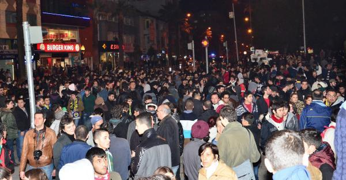 Denizli\'de Göstericiler Başbakanın Afişini Yaktı