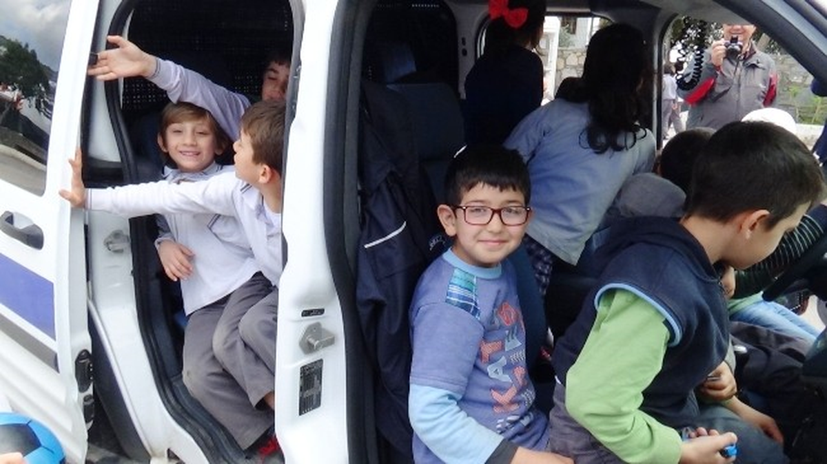 Polislerin Minik Öğrencilerle İmtihanı