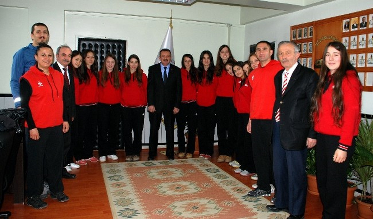 Şampiyonlardan İl Milli Eğitim Müdürüne Ziyaret