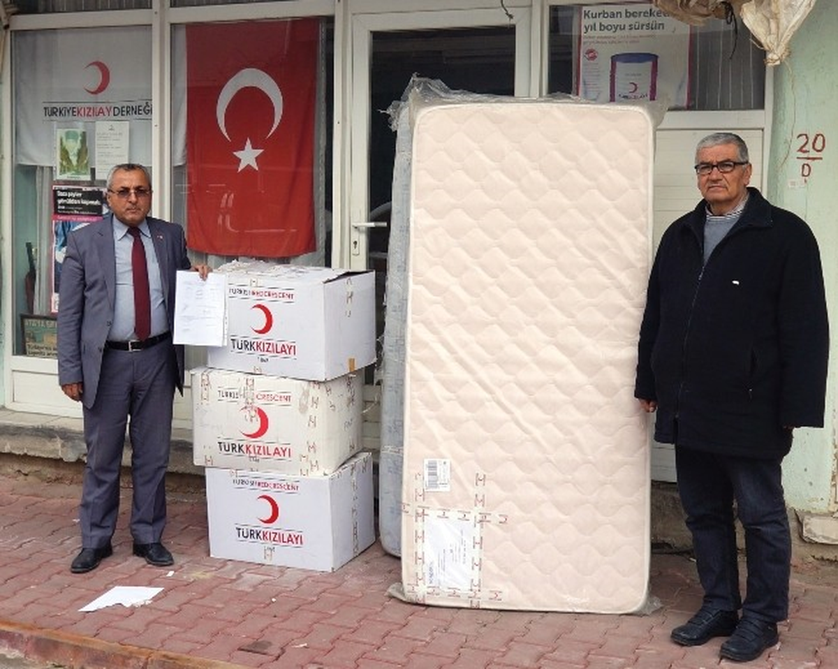 Sarıgöl\'de Evi Yanan Yılmaz Avşar\'a, Kızılay\'dan Yardım