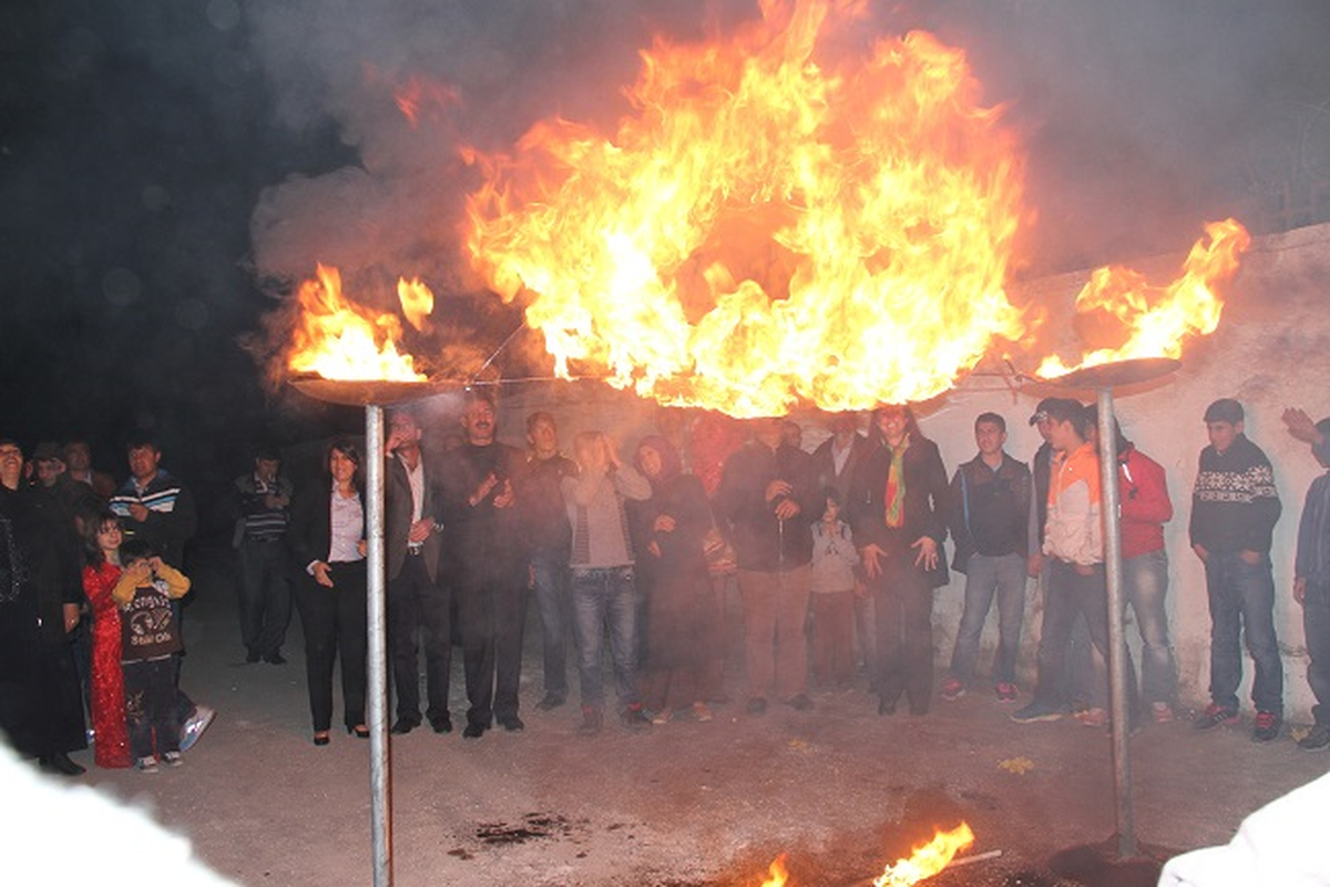 Sur\'da Newroz Ateşi İle Seçim Çalışması Birleşti