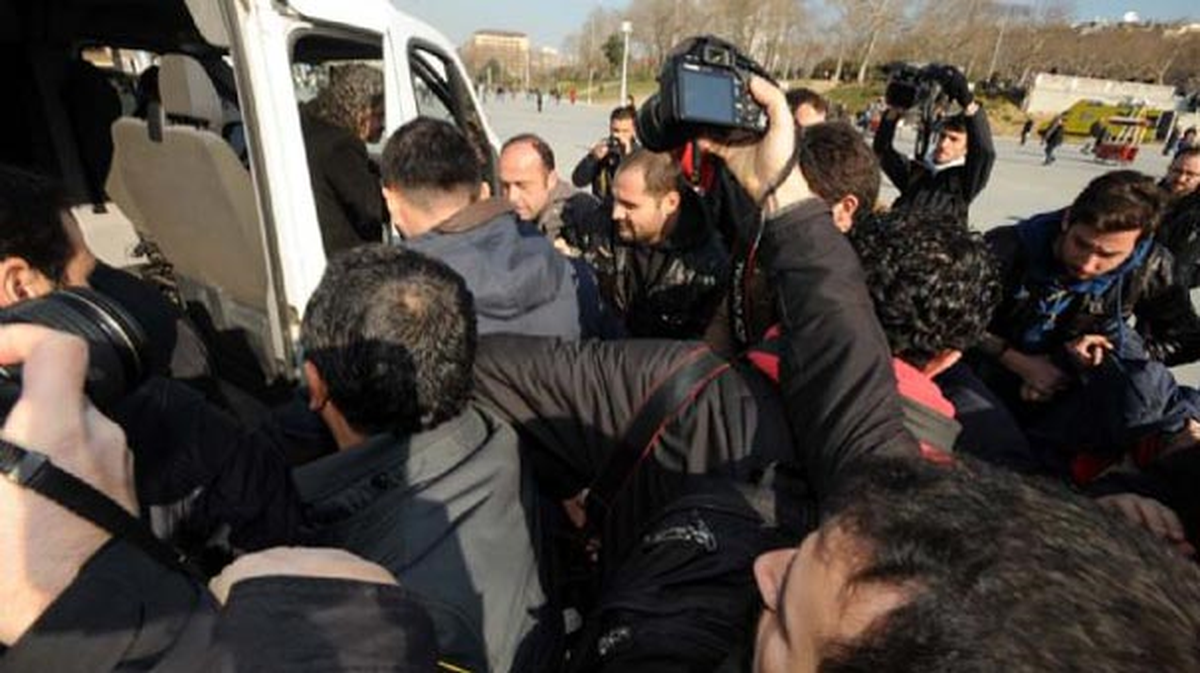 Taksim\'de Eylemler Sırasında Bazı Göstericiler Gazdan Etkilenerek Hastaneye Kaldırıldı