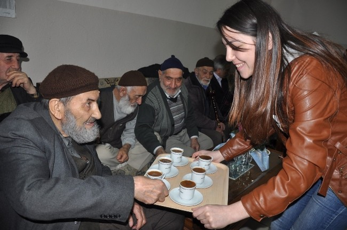 Üniversitelilerden Huzurevi Sakinleriyle Kahve Molası