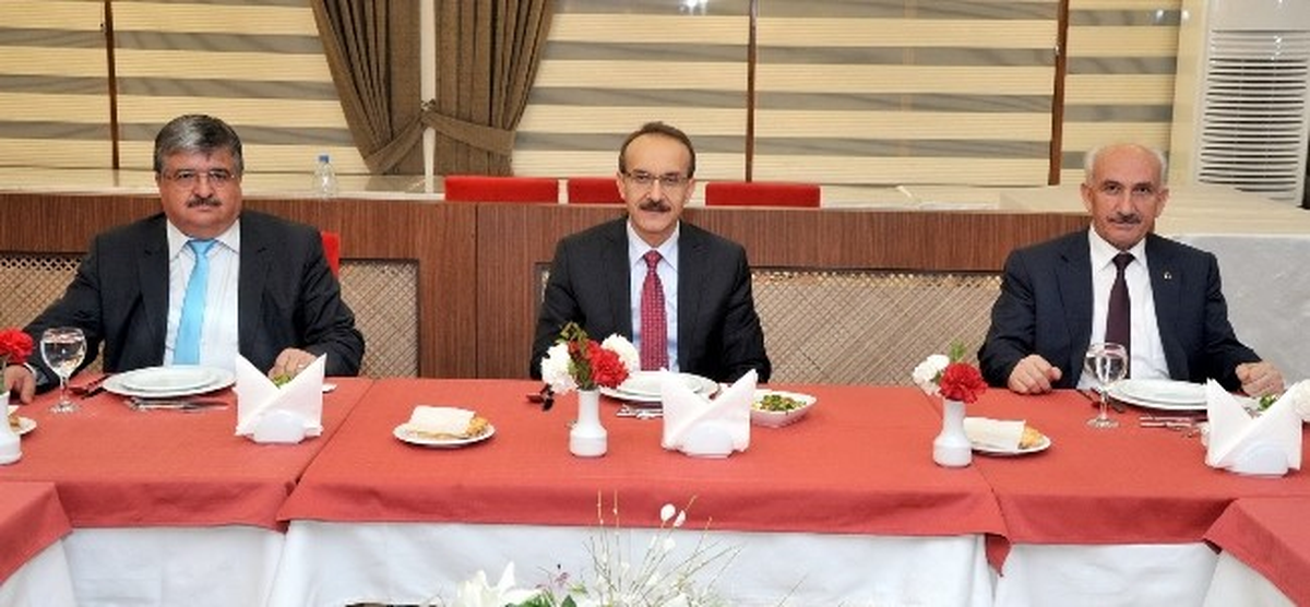 Vali Seddar Yavuz\'dan İl Genel Meclisi Üyelerine Veda Yemeği