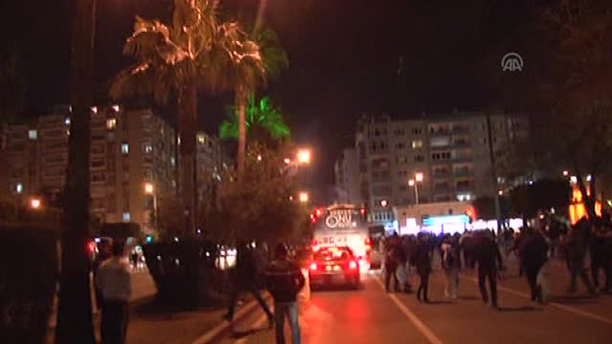 Adana\'da Yanan Araca TOMA Müdahalesi