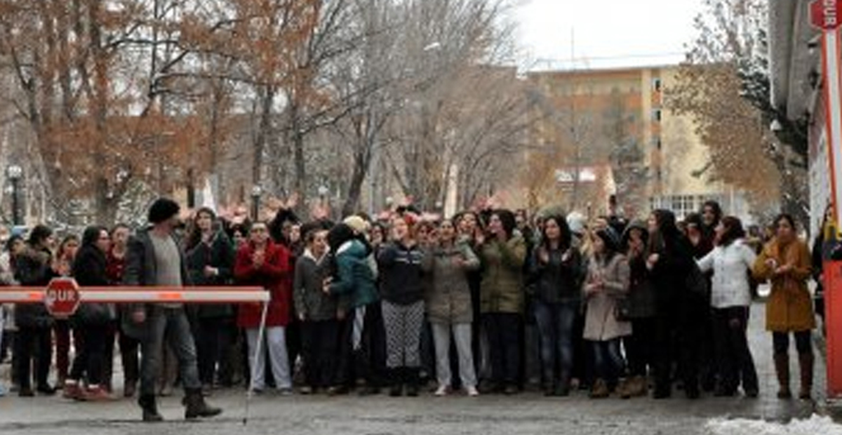 Yurtta Kalan Üniversiteli Kızlardan \'Yatak\' Eylemi