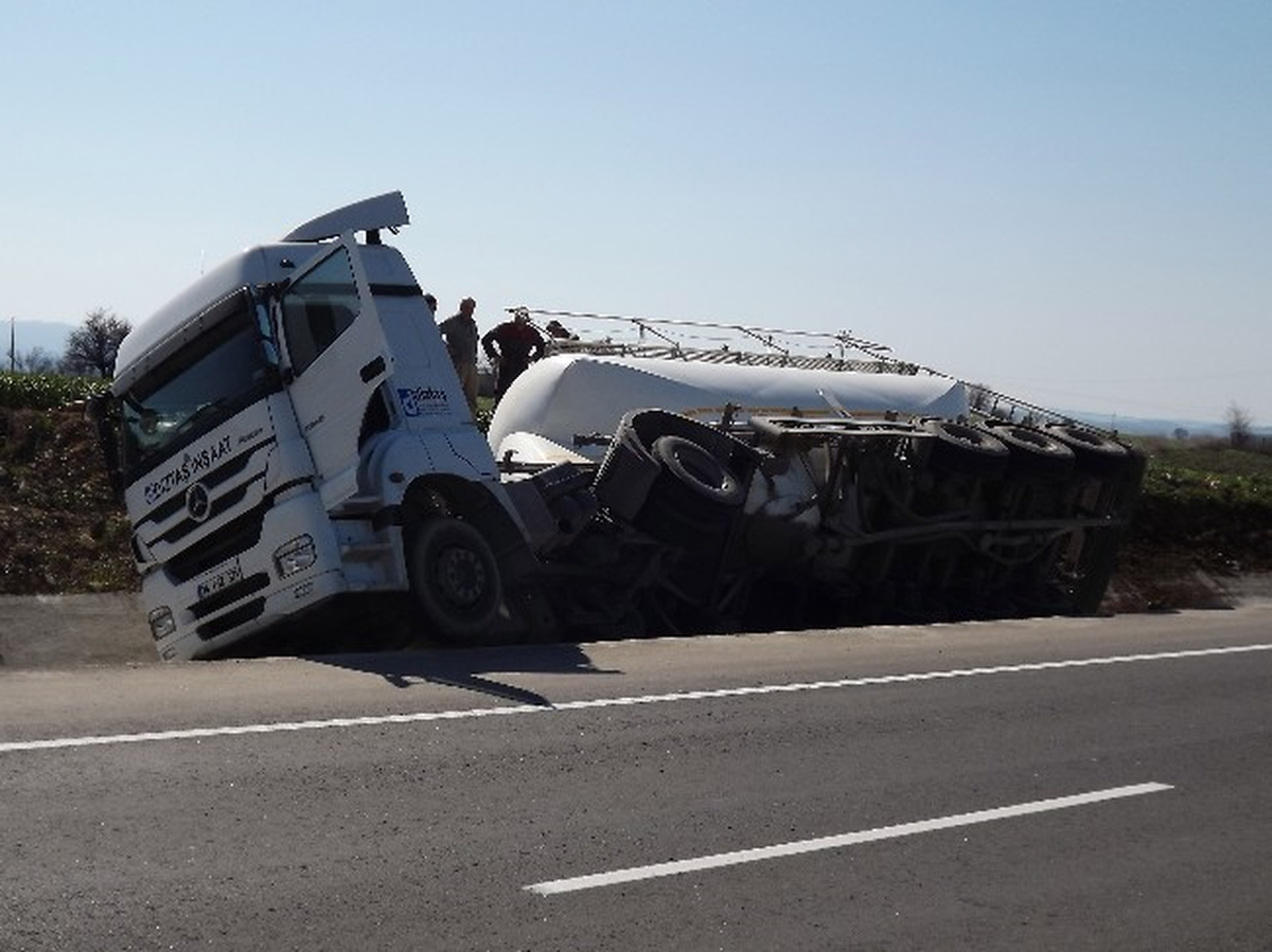 30 Ton Demir Tozu Yüklü Tır Su Kanalına Devrildi
