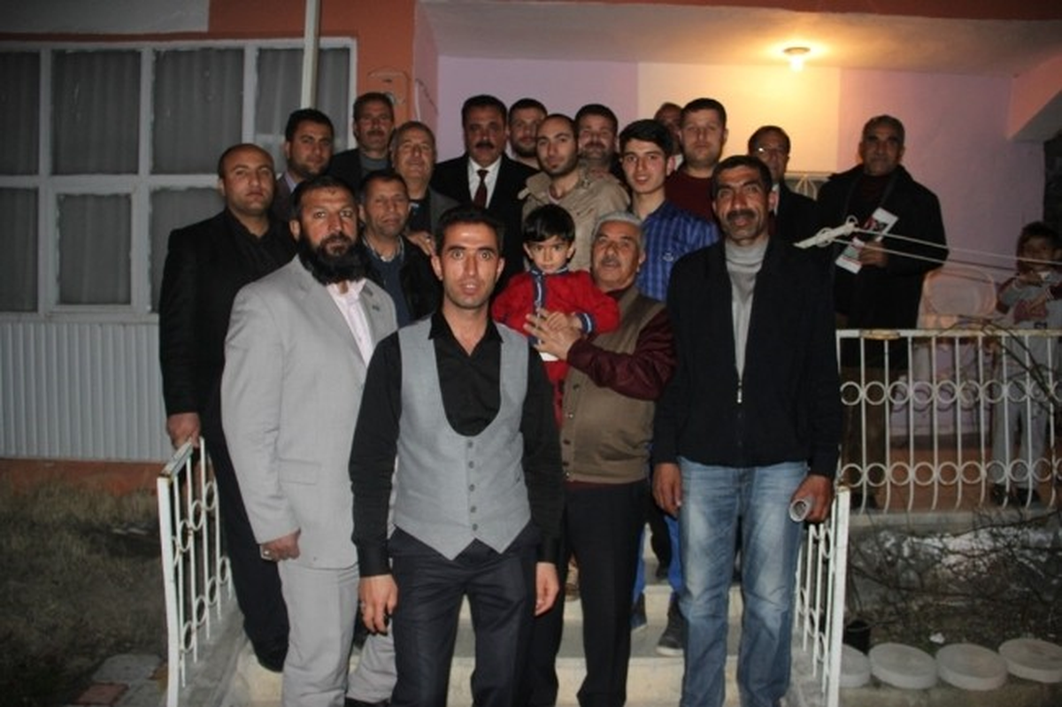 AK Parti Edremit Belediye Başkan Adayı Koç, Kapı Kapı Gezerek Projelerini Halka Anlatıyor