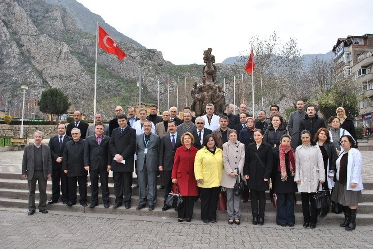 Amasya\'da Doktorlar Anıta Çelenk Sundu