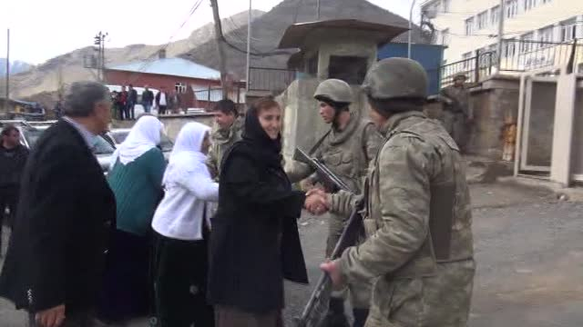 Asker Ve BDP\'liler karşı karşıya gelince selamlaştılar