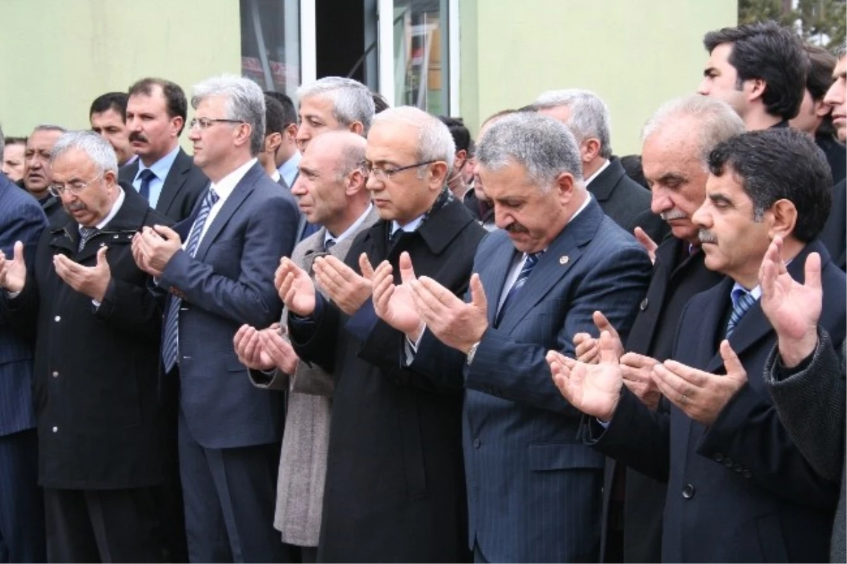 Bakan Lütfi Elvan Lojistik Merkez\'in Yapılacağı Bölgede İncelemede Bulundu