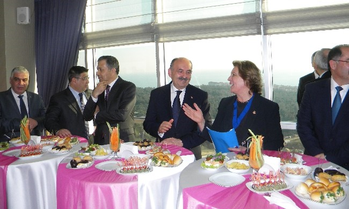 Bakan Müezzinoğlu, Sağlık Çalışanlarıyla Buluştu