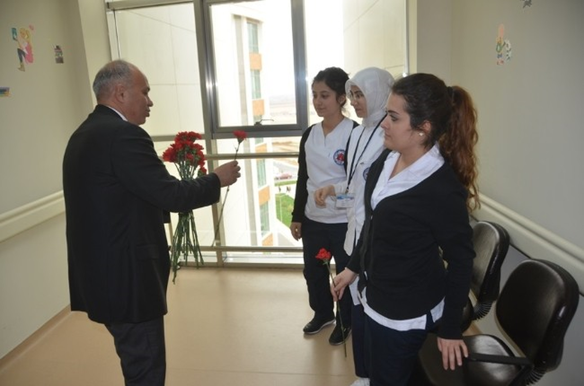 Başkan Adayı Çalışkan\'dan Sağlık Çalışanlarına Karanfil