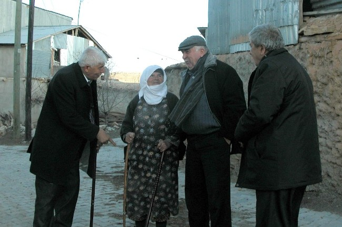 Başkan Adayından Yaşlılara Baston Hediyesi