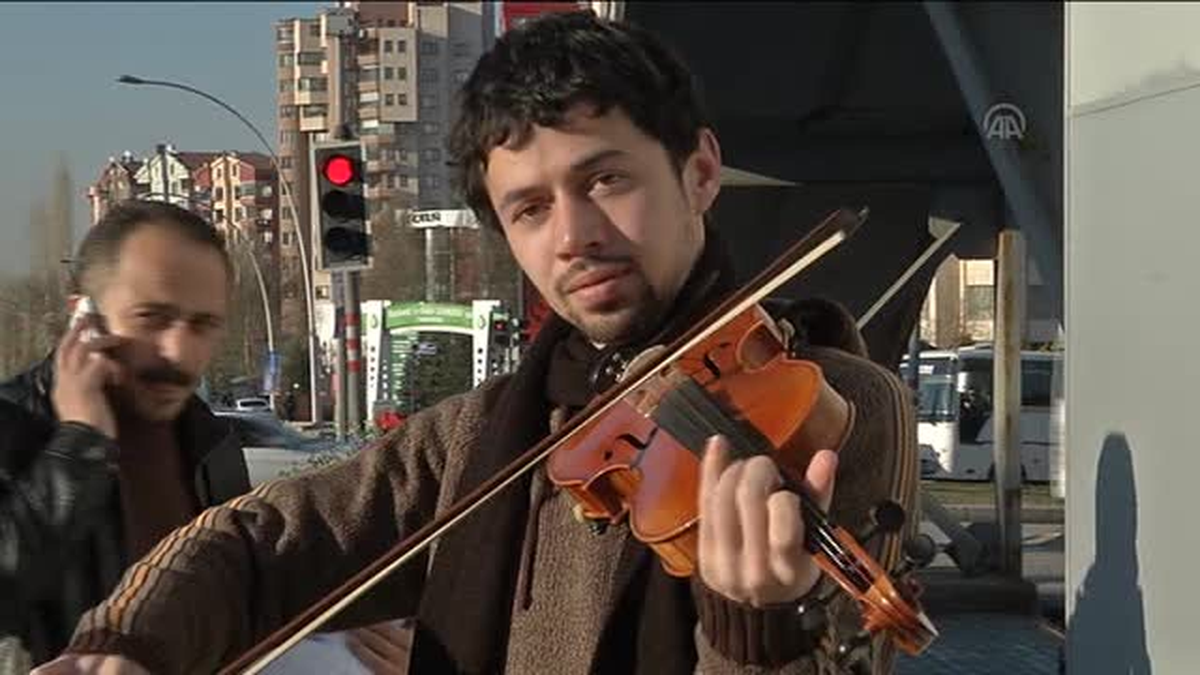 Başkentte Kemanlı, Pankartlı Evlenme Teklifi