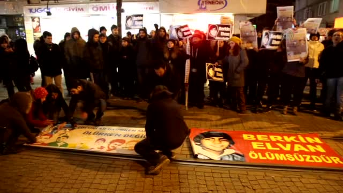 Berkin Elvan\'ın fotoğrafına karanfil bırakıldı -