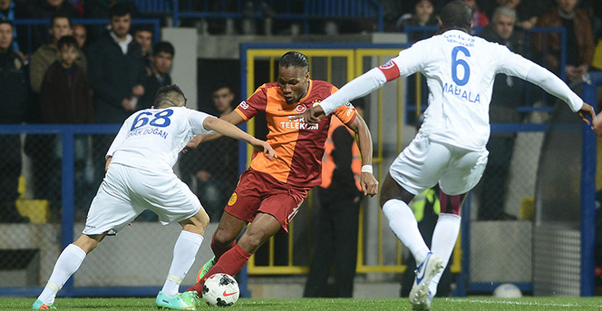 Drogba, Karabükspor Maçında Su Şişelerini Tekmeledi