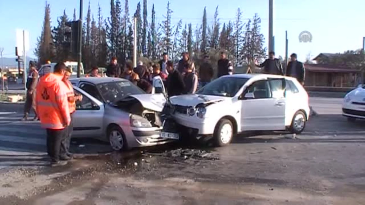 Edremit\'te Trafik Kazası: 2 Yaralı