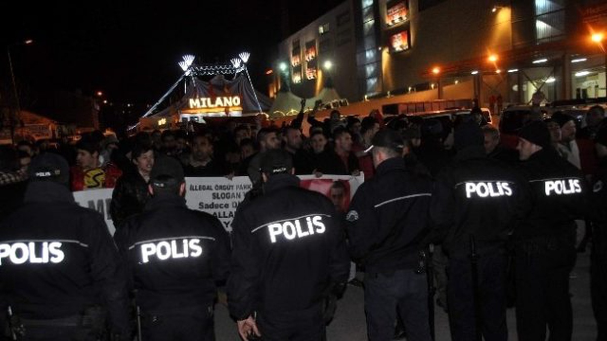 Eskişehir\'de Eylemcilerden Berkin Elvan\'a Karanfil