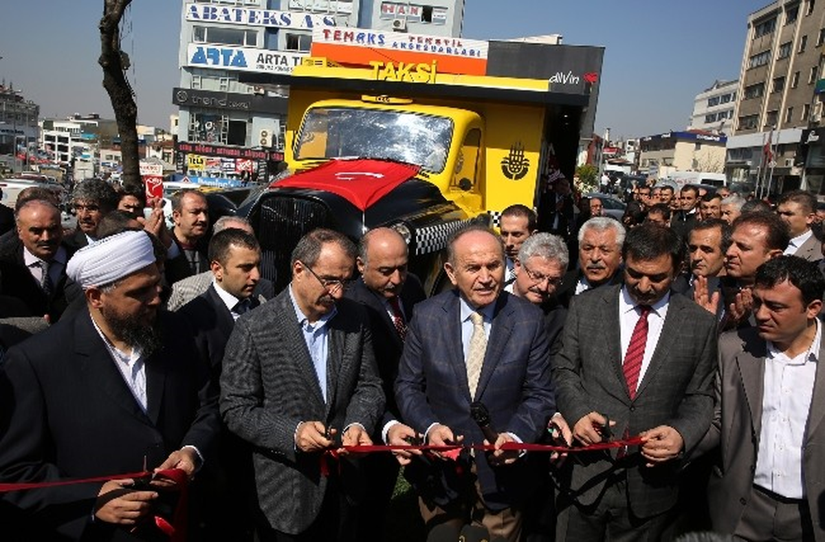 Kadir Topbaş Taksi Durağında Telefona Baktı, Direksiyona Geçerek Müşteri Taşıdı