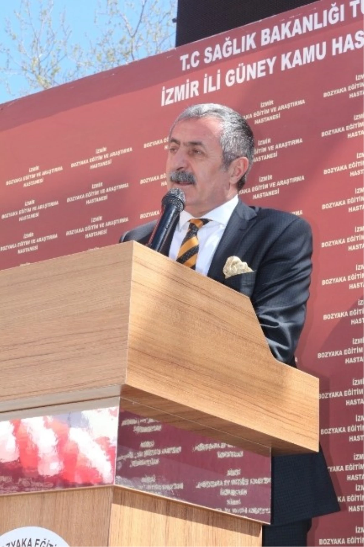 Kafkas: "İzmirliler Her İşte Geri Kaldığı Gibi Bakanlığımıza da Ayak Uyduramıyor"