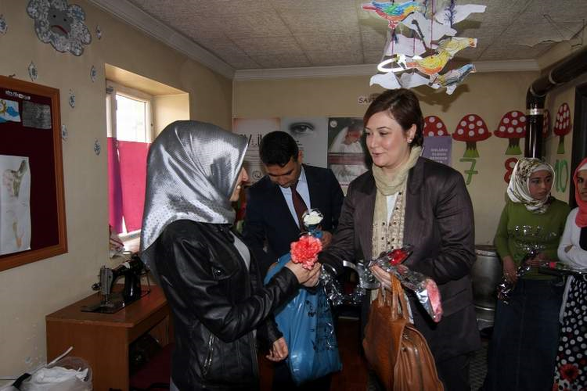 Pervari Kaymakamının Eşi Arı Gibi Çalışıyor