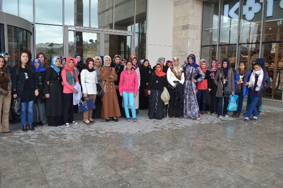 Kursiyer Kadınlar Piazza Avm\'yi Gezdi