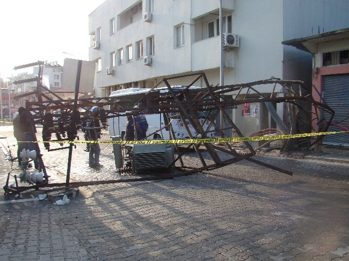 Midibüsün Çarptığı Trafo Direği Yola Devrildi