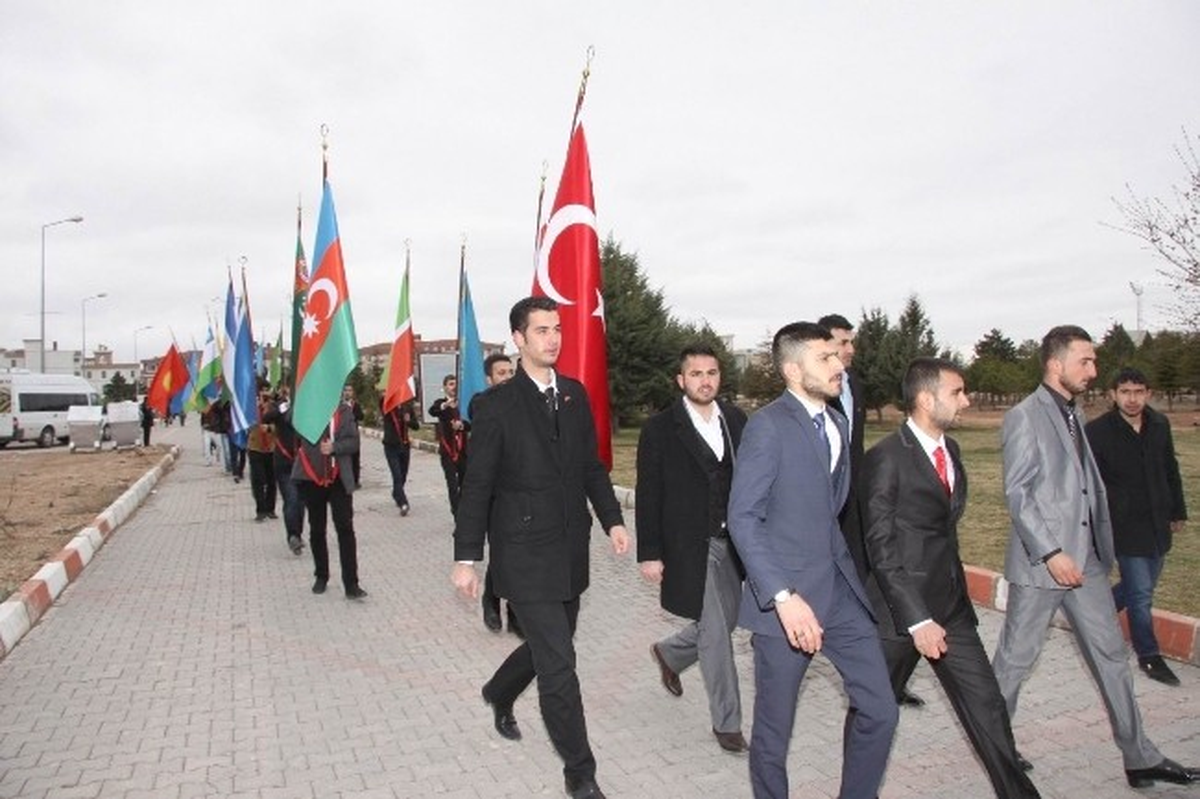 Öğrenciler Mehmet Akif Ersoy\'u Andı