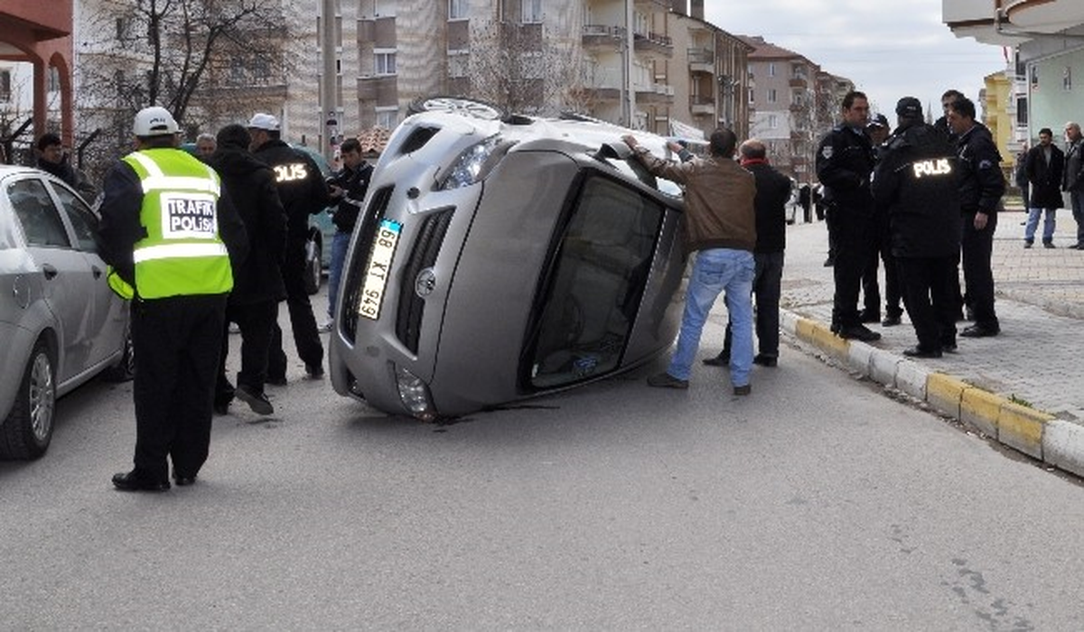 Otomobil Yan Yattı