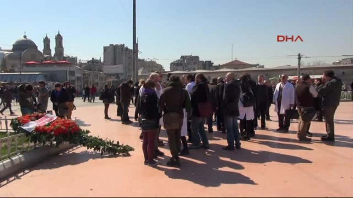 Sağlık Çalışanlarından Taksim Cumhuriyet Anıtı\'na Çelenk