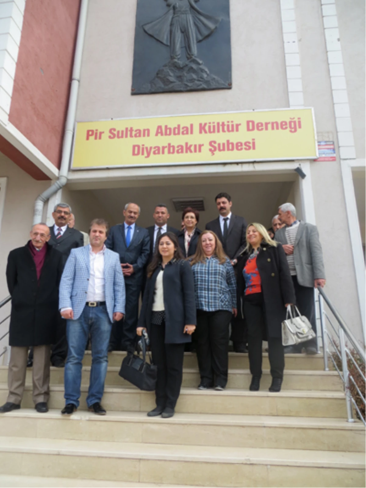 Sarı, Diyarbakır\'da Pir Sultan Abdal Derneğinde