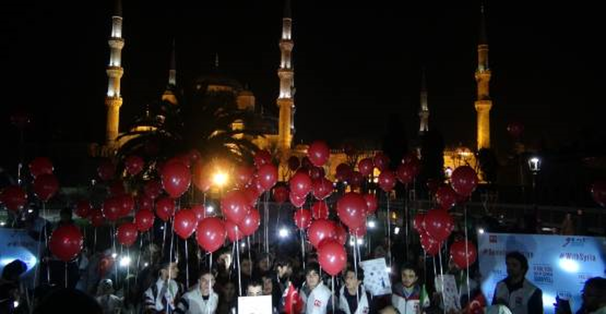 Suriye\'ye Destek İçin Gökyüzüne Kırmızı Balon Bıraktılar