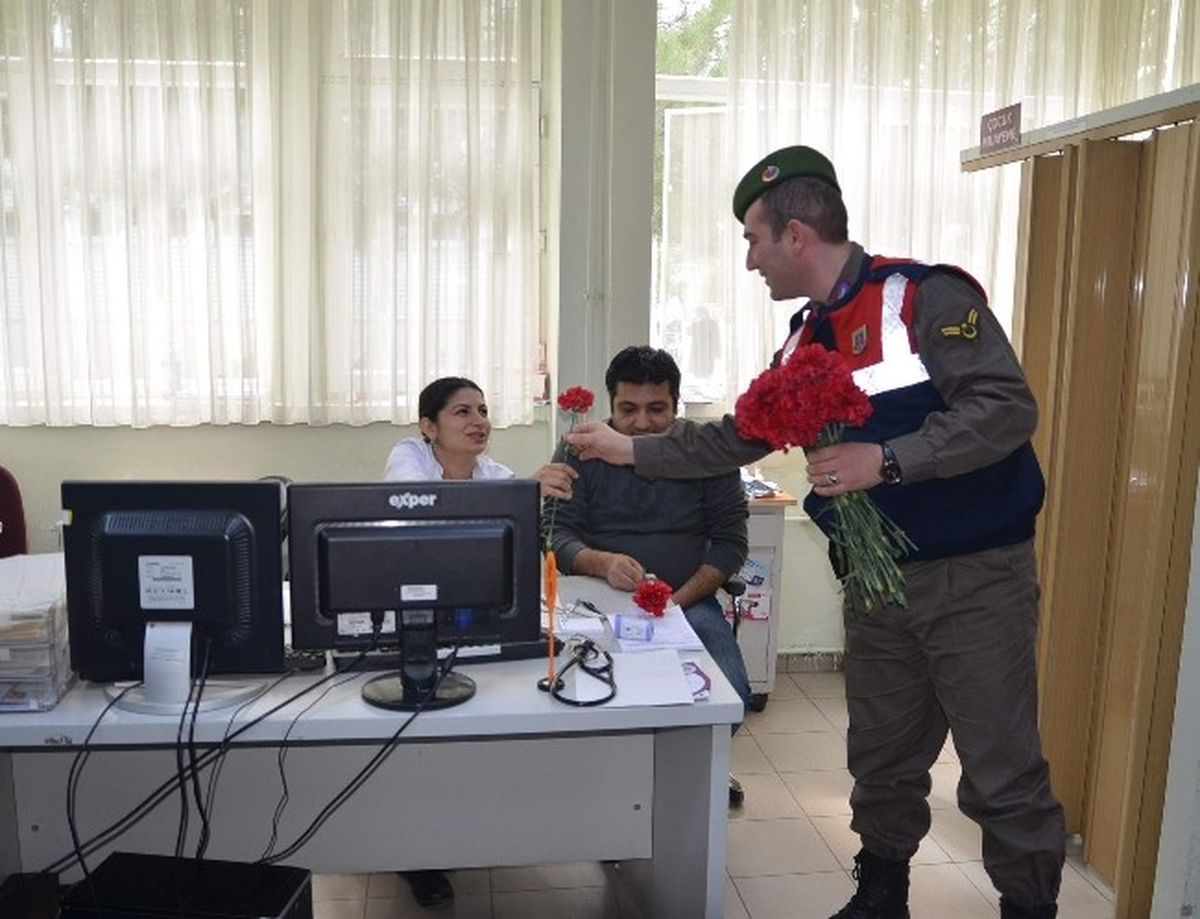 Seydişehir\'de Jandarma Sağlık Çalışanlarını Unutmadı