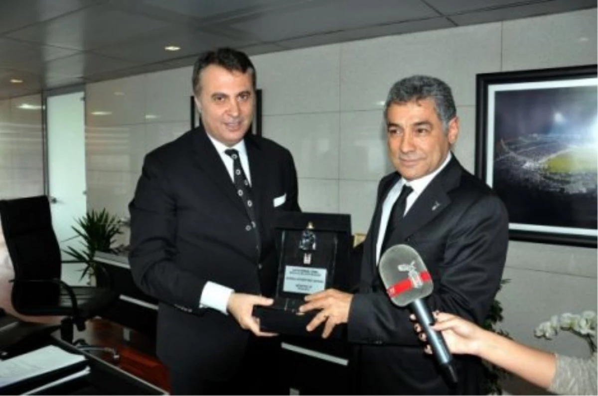 Tsyd Genel Merkez Yönetim Kurulu\'ndan Beşiktaş Belediye Başkanı İsmail Ünal\'a Plaket