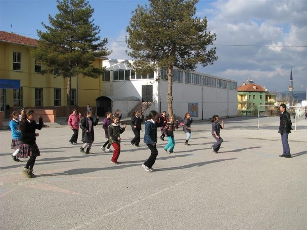 Ücretli Öğretmenden Ücretsiz Folklor Kursu