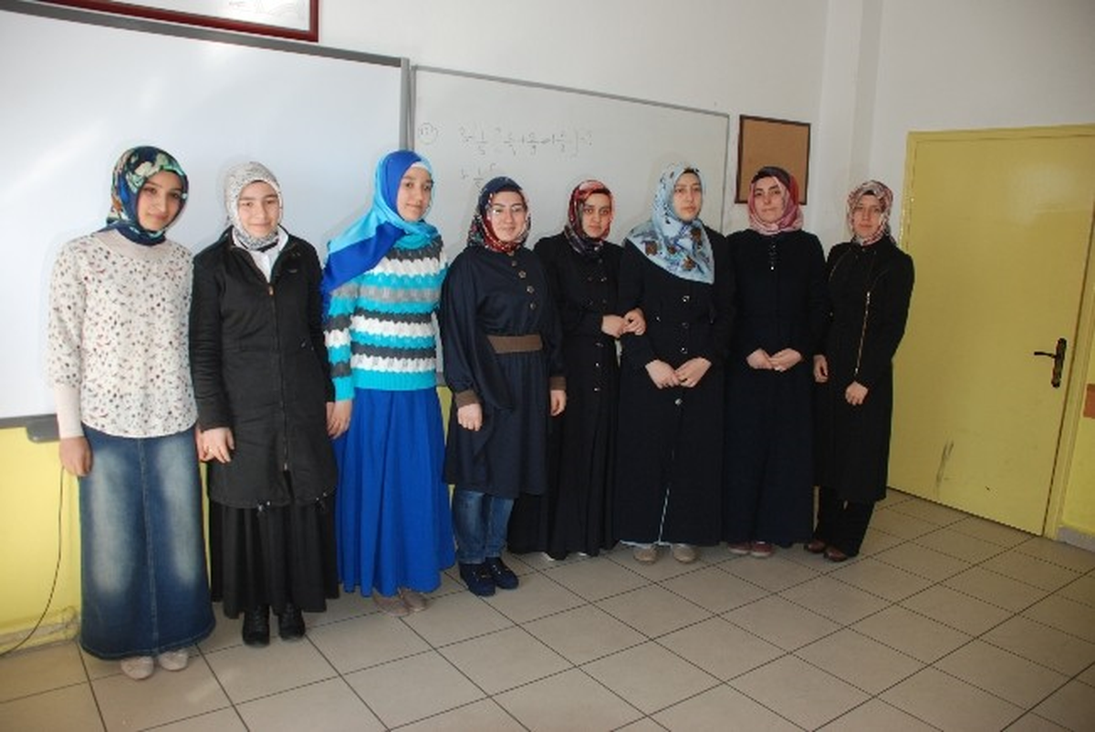 Üniversiteli Öğretmen Adayları İlkokul Öğrencilerine Ders Veriyor