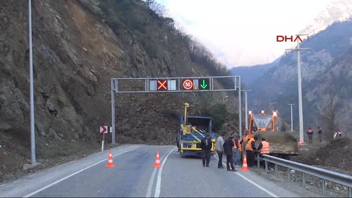 Zonguldak Arasındaki Yolun 15\'inci Kilometresinde Meydana Gelen Heyelan Nedeniyle Yol Ulaşıma...